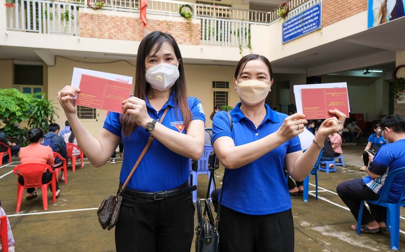 Cán bộ, giáo viên, công đoàn viên và đoàn viên thanh niên quận Ninh Kiều hào hứng tham gia hiến máu tình nguyện.