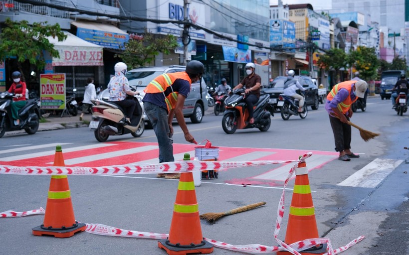 Ban An toàn giao thông thành phố thực hiện thi công trước cổng Trường Tiểu học Cái Khế 2 (quận Ninh Kiều).