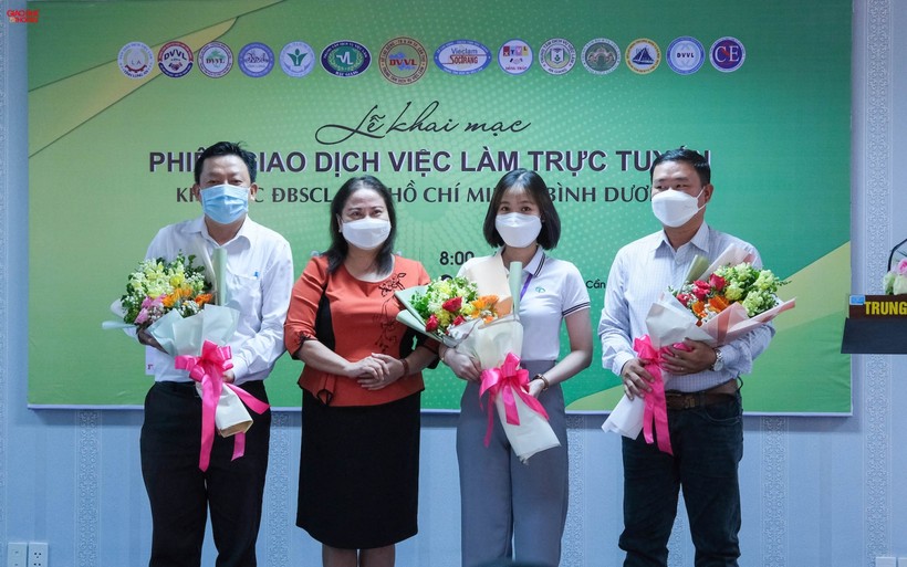 Lãnh đạo Sở LĐTB&XH tặng hoa cho các doanh nghiệp tham gia tại buổi lễ.