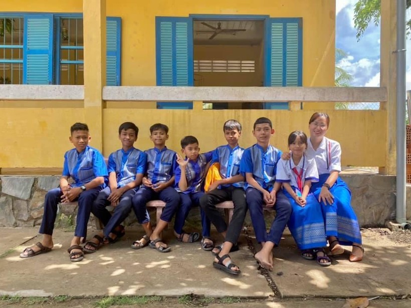 Nhà báo Lưu Thu Thảo chụp ảnh lưu niệm cùng các em học sinh người dân tộc ở Sóc Trăng (NVCC).