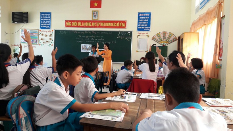 Cô Huỳnh Kim Hương và học sinh trong giờ học tiếng Anh tại Trường tiểu học Nhơn Nghĩa 1, huyện Phong Điền (TP Cần Thơ)