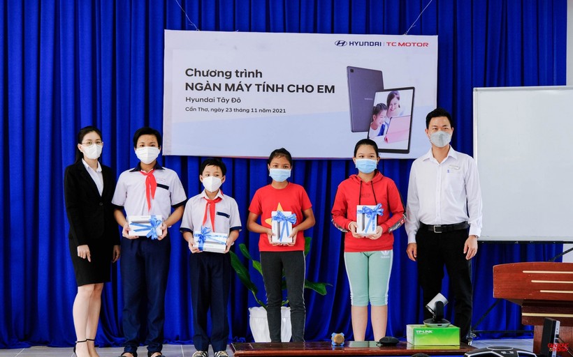 Đại diện Hyundai Tây Đô trao tặng máy tính bảng cho học sinh có hoàn cảnh khó khăn trên địa bàn quận Bình Thủy.