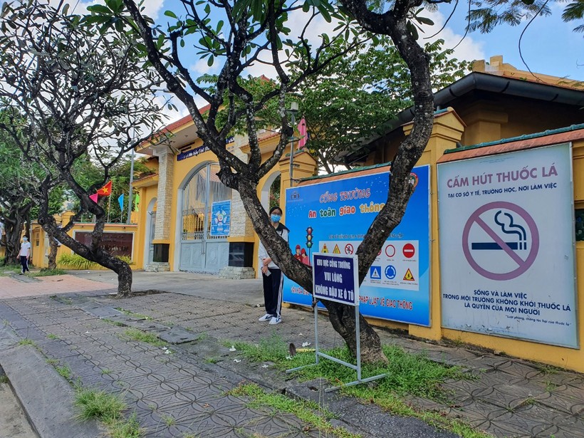 Hình ảnh tuyên truyền phòng chống tác hại thuốc lá tại cổng Trường THPT Châu Văn Liêm, quận Ninh Kiều (TP Cần Thơ).