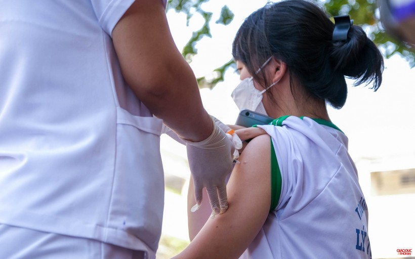 Học sinh trường THPT chuyên Lý Tự Trọng, quận Ninh Kiều (TP Cần Thơ) tiêm vắc xin mũi 2.