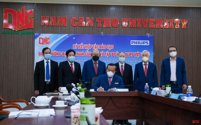  LS. Nguyễn Tiến Dũng, Chủ tịch Hội đồng trường Đại học Nam Cần Thơ ký bản ghi nhớ hợp tác đào tạo với Philips Việt Nam.
