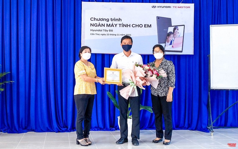 Lãnh đạo Ủy ban Mặt trận tổ quốc Việt Nam quận, Phòng Giáo dục và Đào tạo trao hoa cảm ơn đơn vị tài trợ.