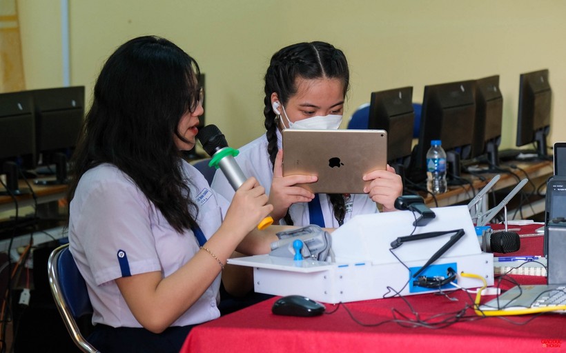 Học sinh của Trường THPT Châu Văn Liêm (quận Ninh Kiều) trong giờ thi trực tuyến Khoa học kỹ thuật cấp thành phố.