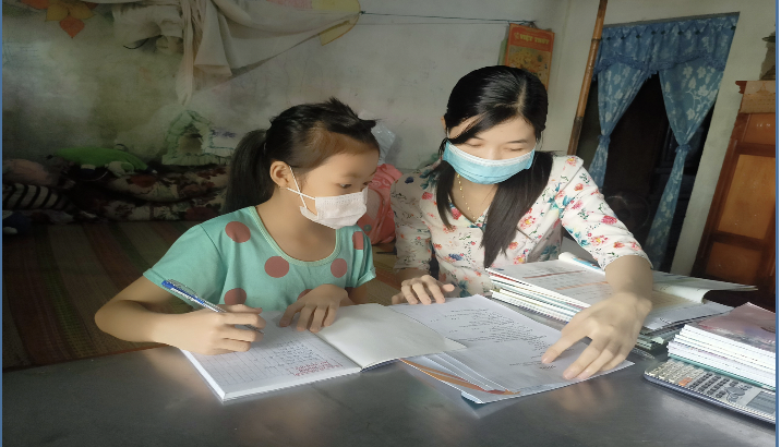 Cô Trương Ngọc Bích, giáo viên môn Toán Trường THCS Thị trấn Vĩnh Thạnh (huyện Vĩnh Thạnh) đến tận nhà hướng dẫn học sinh học tập. Ảnh: NTCC
