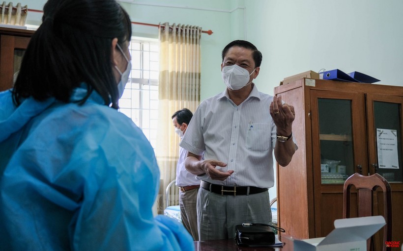 Ông Dương Tấn Hiển, Phó Chủ tịch Thường trực UBND TP Cần Thơ trao đổi công tác phòng dịch với cán bộ y tế Trường THCS Đoàn Thị Điểm (quận Ninh Kiều).