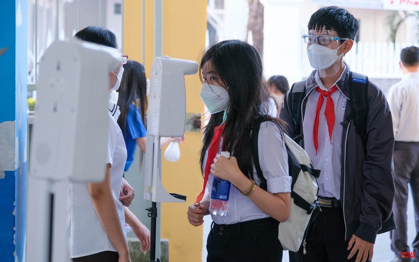 Học sinh được nhà trường tổ chức đo thân nhiệt, khử khuẩn trước khi vào lớp học.