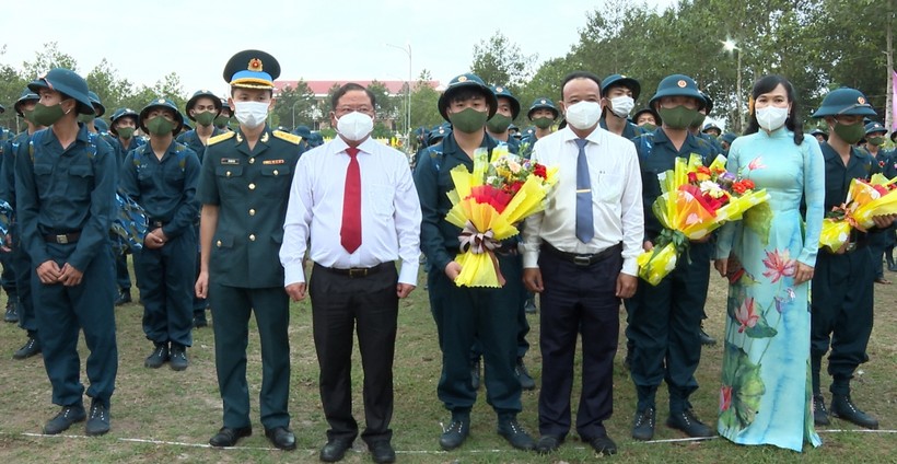 Lãnh đạo thành phố và quận Bình Thủy tặng hoa chúc mừng các tân binh lên đường nhập ngũ.