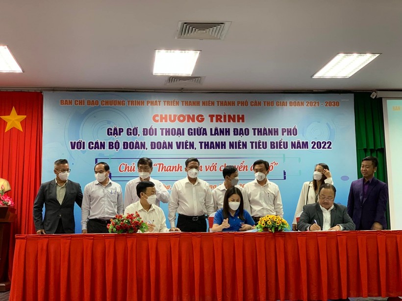 Thành đoàn Cần Thơ ký kết hợp tác với đại diện Hiệp Hội Thương mại điện tử Việt Nam – VECOM và Ban giám đốc Bưu điện thành phố Cần Thơ