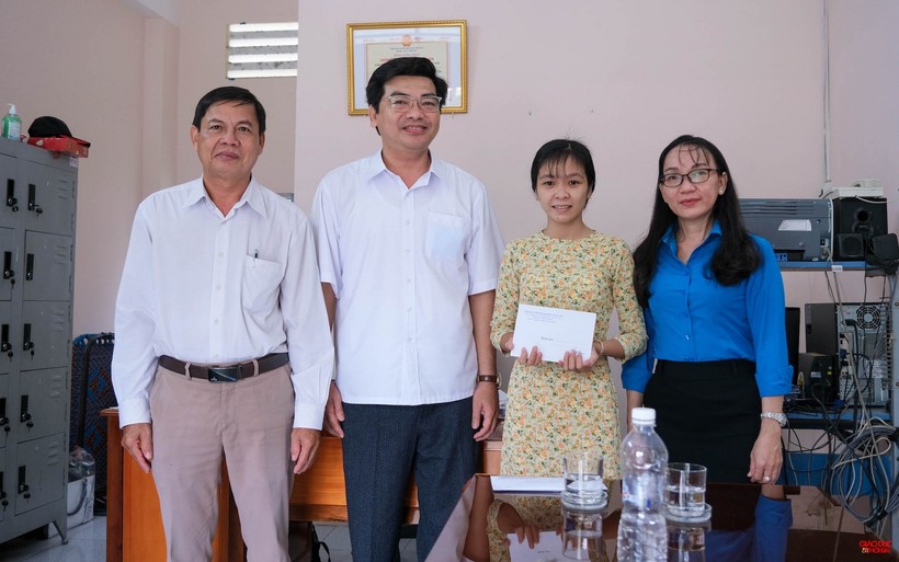 Ông Trần Thanh Bình - Giám đốc Sở GD&ÐT (giữa) cùng Chủ tịch Công đoàn ngành đã đến thăm hỏi và động viên giáo viên gặp khó khăn.