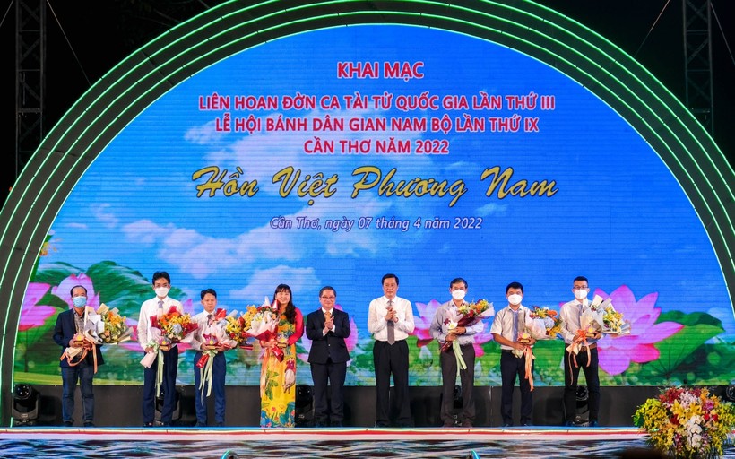 Đại diện lãnh đạo thành phố Cần Thơ tặng hoa cho các đơn vị tài trợ.