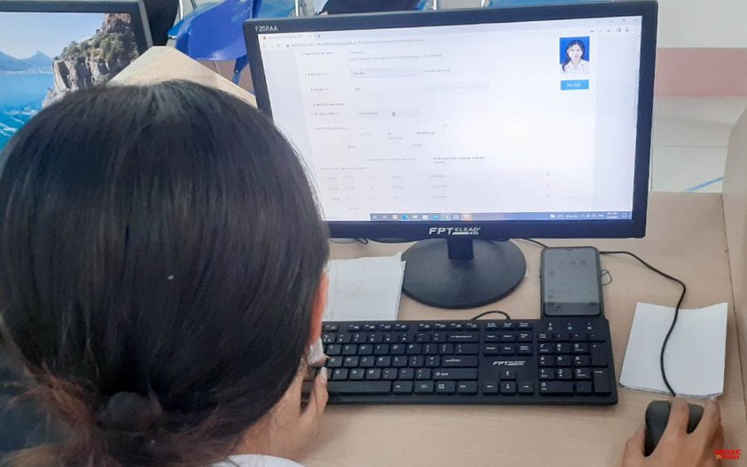 Học sinh được nhà trường, thầy cô hỗ trợ máy tính và hướng dẫn chu đáo