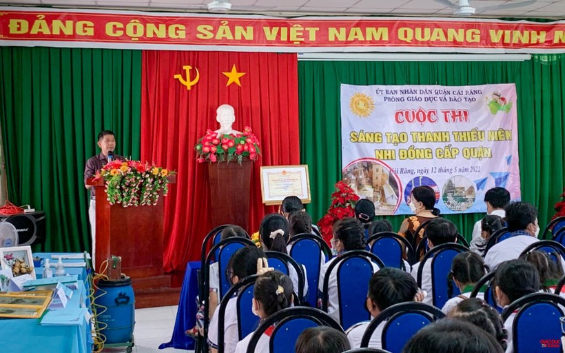 Ông Huỳnh Văn Tây, Phó trưởng Phòng GD&ĐT quận Cái Răng phát biểu tại buổi lễ.