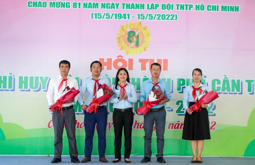 Đồng chí Lư Thị Ngọc Anh, Bí thư Thành đoàn Cần Thơ tặng hoa cho đại biểu tham dự cuộc thi (ảnh Minh Trung).