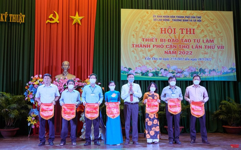 Ông Tiêu Minh Dưỡng, Phó Giám đốc Sở LĐ-TB&XH, Trưởng ban tổ chức hội thi tặng cờ lưu niệm cho các đơn vị tham gia hội thi.