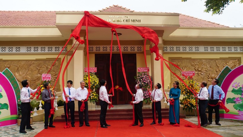 Các đại biểu thực hiện nghi thức khánh thành nhà trưng bày “Chủ tịch Hồ Chí Minh với Cách mạng Việt Nam” (ảnh HH)