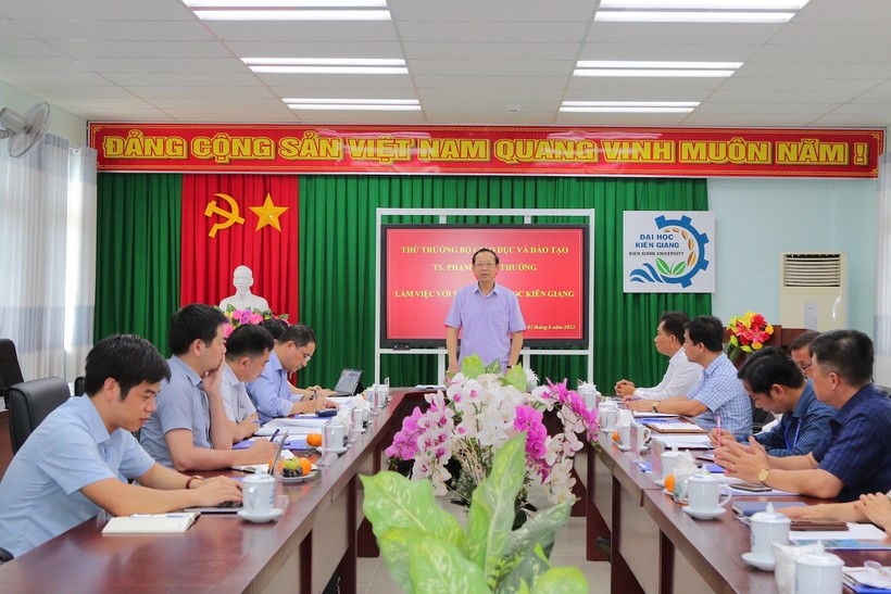 Thứ trưởng Phạm Ngọc Thưởng phát biểu chỉ đạo trong buổi làm việc với Trường ĐH Kiên Giang