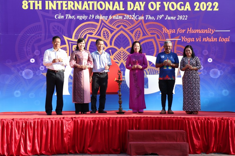 Các đại biểu thực hiện nghi thức thắp đèn truyền thống của bộ môn Yoga