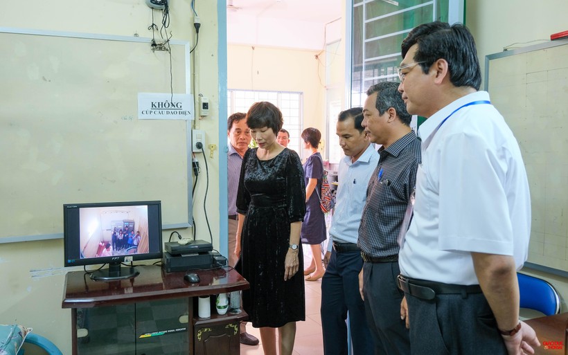 Đoàn kiểm tra số 2 đến kiểm tra phòng lưu trữ đề thi và camera an ninh tại trường THPT Nguyễn Việt Dũng, quận Cái Răng (TP Cần Thơ).