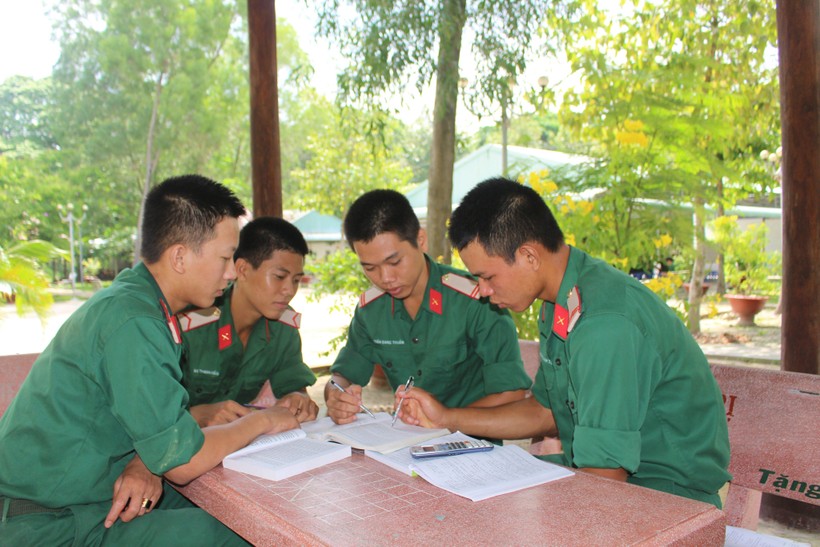 Các chiến sĩ tranh thủ thời gian rảnh ôn luyện cùng nhau trước khi tham gia kỳ thi THPT Quốc gia 2022.