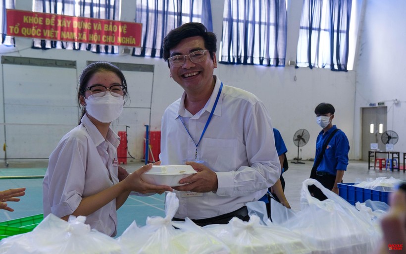 Ông Trần Thanh Bình, Giám đốc Sở GD&ĐT TP Cần Thơ động viên và phát cơm trưa cho thí sinh tại điểm thi THPT Bùi Hữu Nghĩa.