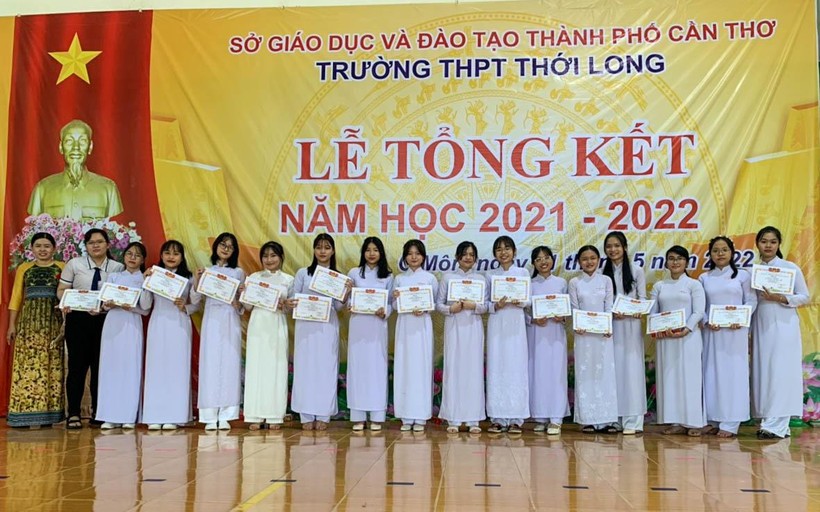 Em Lê Nguyễn Hồng Nhung, thủ khoa kỳ thi tốt nghiệp THPT 2022 của TP. Cần Thơ chụp ảnh lưu niệm cùng lớp.