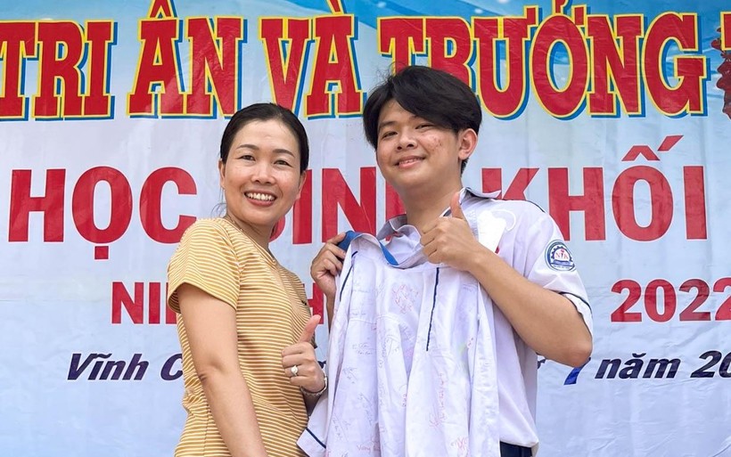 Em Trịnh Đăng Khoa, thủ khoa kỳ thi tốt nghiệp THPT 2022 tỉnh Sóc Trăng cùng giáo viên chủ nhiệm.