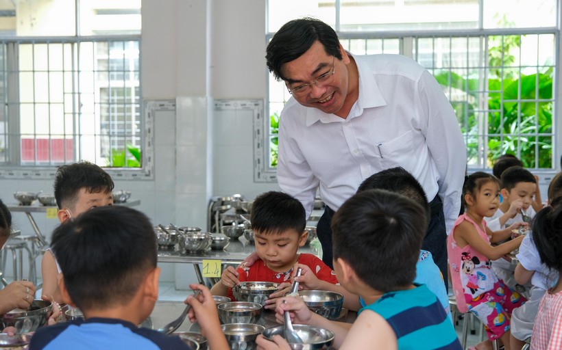 Ông Trần Thanh Bình, Giám đốc Sở GD&ĐT TP Cần Thơ thăm hỏi học trò trong ngày đầu trường học tổ chức ăn bán trú.