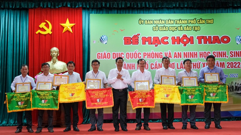 Ông Nguyễn Thực Hiện, Phó Chủ tịch UBND TP Cần Thơ trao bằng khen và cờ lưu niệm cho các đoàn tham gia.
