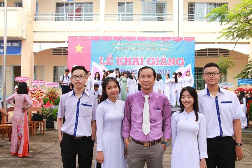 Thầy Trang Minh Thiên (giữa) chụp ảnh lưu niệm cùng học trò nhân dịp năm học mới.