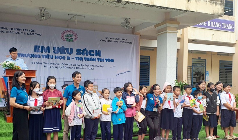 Đại diện Ban Dự án tặng sách cho các em học sinh huyện Tri Tôn.