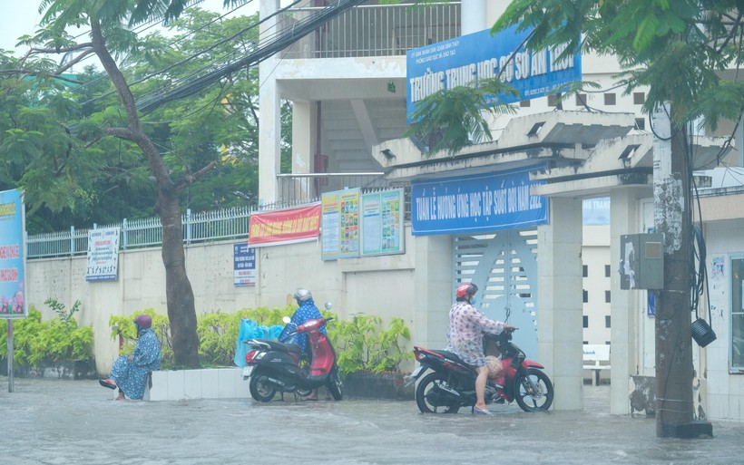 Trường THCS An Thới, quận Ninh Kiều (Tp Cần Thơ) bị nước dâng vào sân, phòng lớp học.