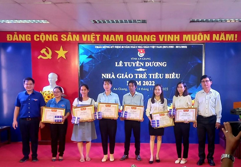 Lãnh đạo Sở GD&ĐT và tỉnh đoàn An Giang trao Bằng khen cho 27 “Nhà giáo trẻ tiêu biểu” cấp tỉnh năm 2022.