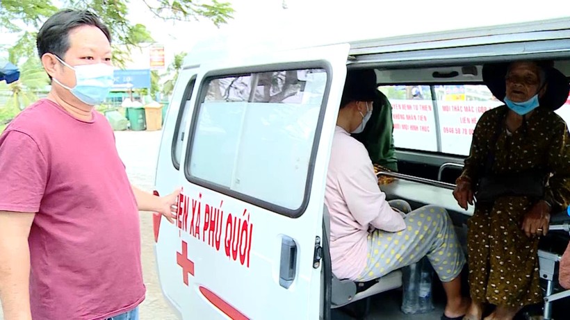 Anh Trần Thanh Khanh (huyện Long Hồ, Vĩnh Long) tham gia giúp đỡ người bệnh chuyển viện.