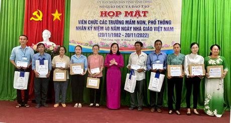 Bà Trương Thanh Nhuận, Giám đốc Sở GD&ĐT tỉnh Vĩnh Long trao quà cho cán bộ, nhân viên và giáo viên.