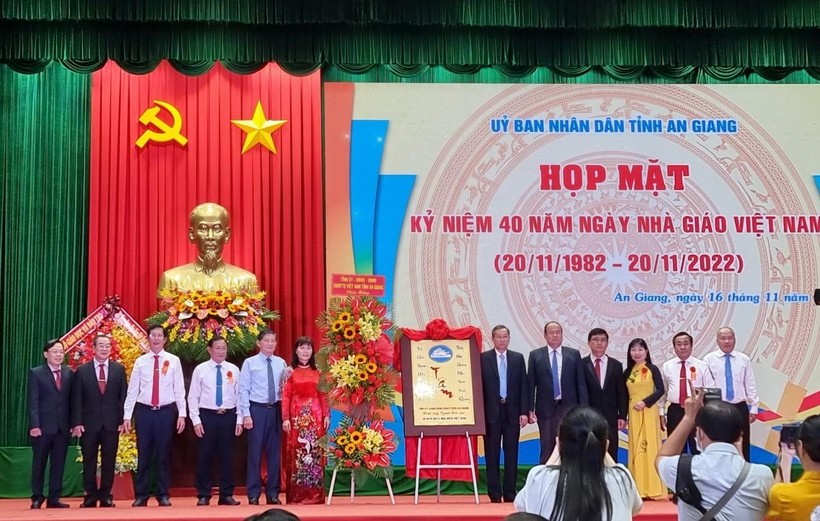 Lãnh đạo tỉnh An Giang tặng bức tranh chữ "Tâm" chúc mừng Ngày Nhà giáo Việt Nam.