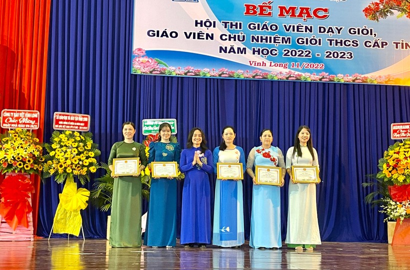 Bà Nguyễn Thị Ngọc Hà, Phó Giám đốc Sở GD&ĐT tỉnh Vĩnh Long trao thưởng cho giáo viên tại hội thi.