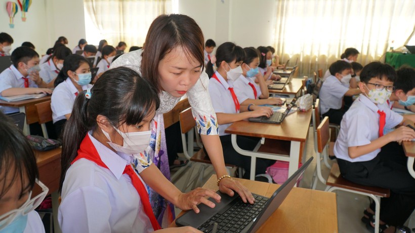 Cô và trò Trường THCS Đoàn Thị Điểm, quận Ninh Kiều ứng dụng CNTT vào dạy học.