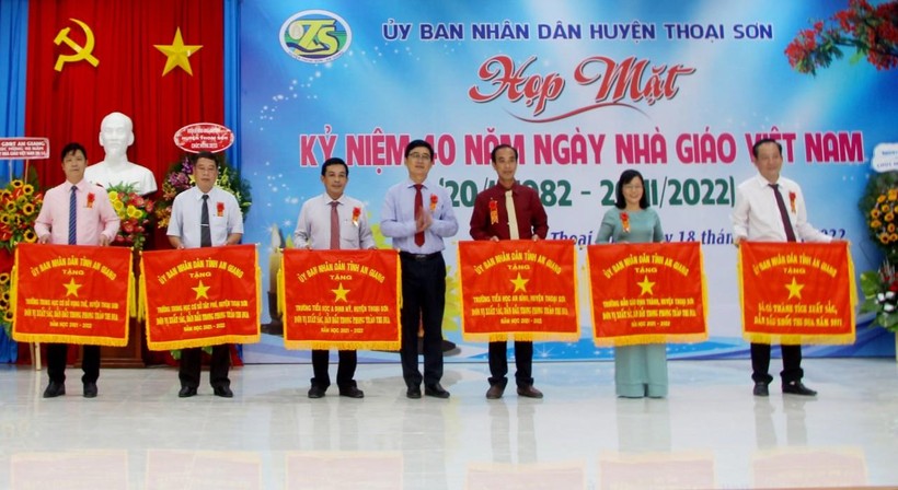 Lãnh đạo Sở GD&ĐT An Giang trao tặng Cờ Thi đua của UBND tỉnh An Giang cho các tập thể.