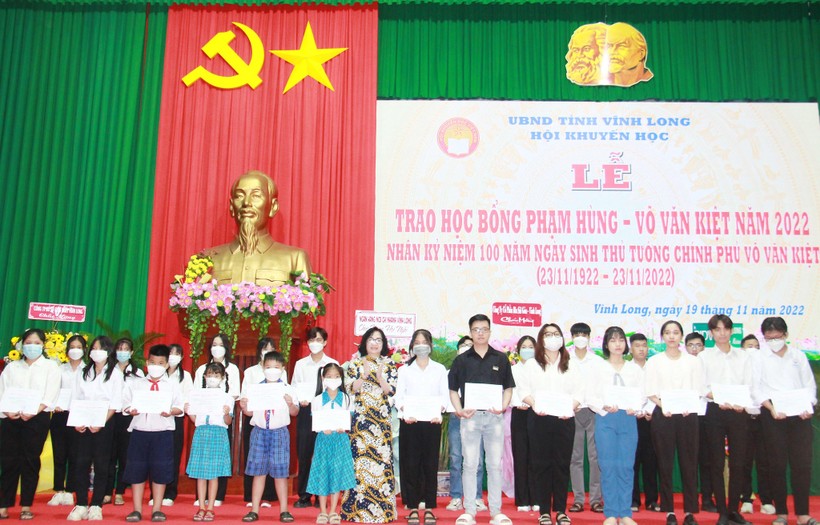 Bà Nguyễn Thị Minh Hạnh, ủy viên thường vụ tỉnh ủy, Trưởng ban dân vận tỉnh ủy trao học bổng cho học sinh, sinh viên.