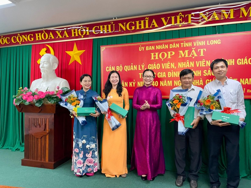 Bà Nguyễn Thị Quyên Thanh, Phó Chủ tịch UBND tỉnh Vĩnh Long thăm hỏi tặng quà các cán bộ quản lý, giáo viên, nhân viên thuộc gia đình chính sách.