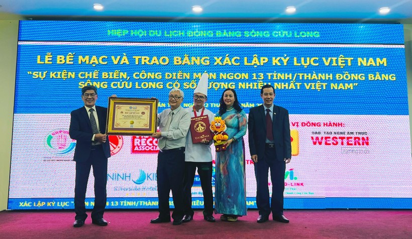 Tổ chức Kỷ lục Việt Nam xác lập kỷ lục “Sự kiện chế biến, công diễn món ngon 13 tỉnh, thành Đồng bằng sông Cửu Long có số lượng nhiều nhất Việt Nam”.