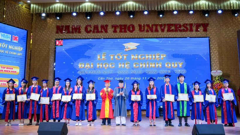 Lãnh đạo nhà trường trao khen thưởng sinh viên tốt nghiệp đại học loại xuất sắc.