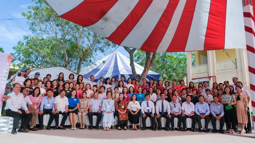 Đại biểu cùng đại diện Sở GD&ĐT và nhân viên thư viện tại 23 tỉnh/thành phố trên cả nước chụp ảnh lưu niệm.