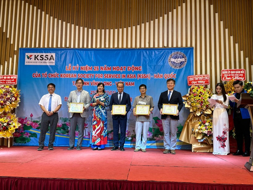 Lãnh đạo địa phương tặng giấy khen cho các thành viên trong tổ chức KSSA 