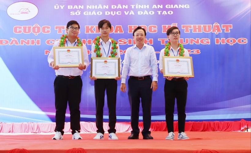Ông Trần Tuấn Khanh, Phó GĐ Sở GD&ĐT An Giang trao thưởng cho học sinh đạt giải tại cuộc thi.