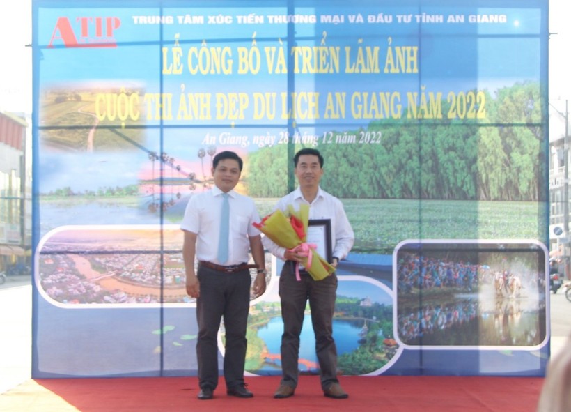 Ông Nguyễn Hữu Ngọc - Phó GĐ Trung tâm Xúc tiến Thương mại và Đầu tư tỉnh An Giang trao giải Nhất cho tác giả ảnh đoạt giải.